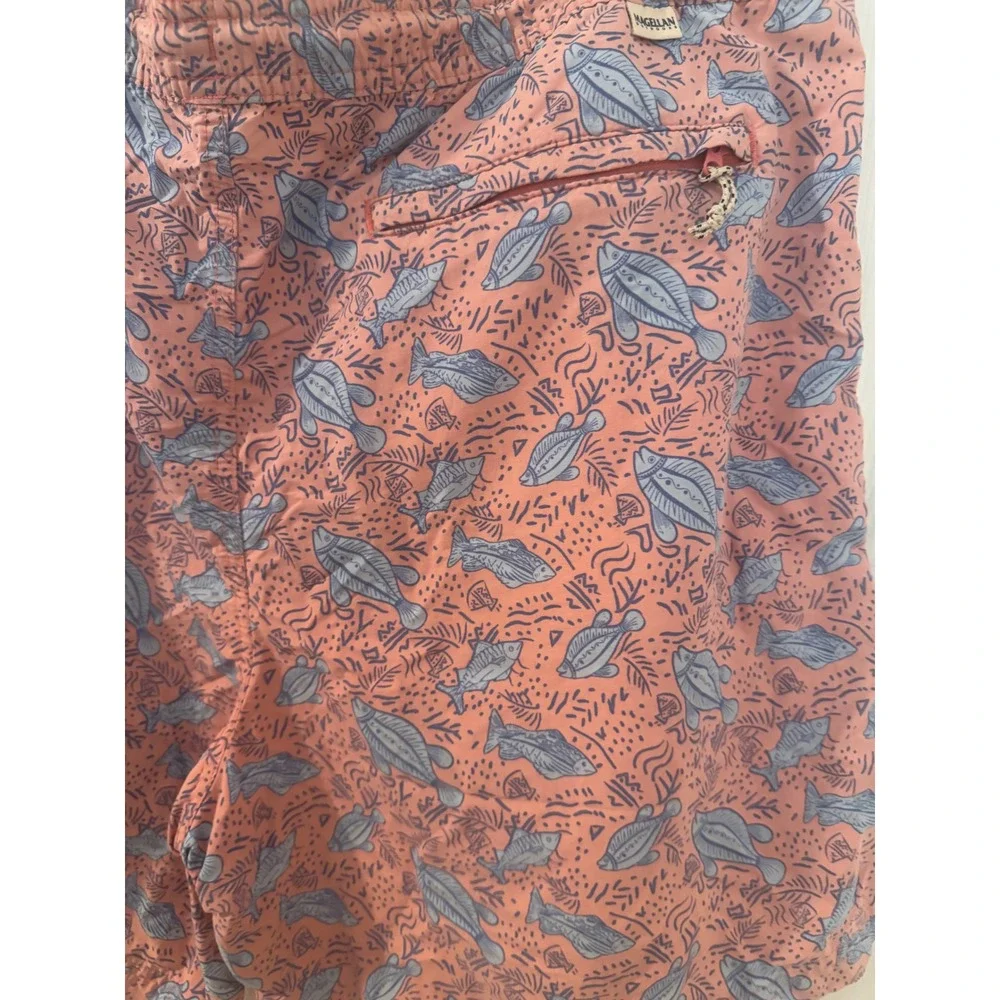 Magellan Outdoors Mens Salmon Pink Fish Print Swim Trunks linerless Large. EUC